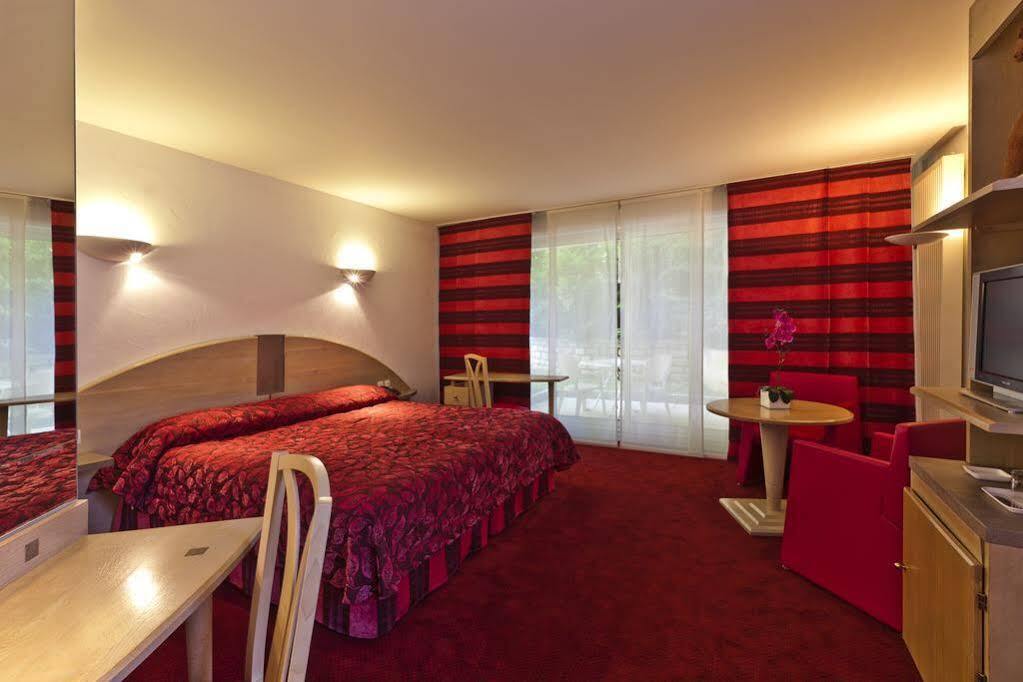 Logis Hotel Parenthese, Restaurant & Spa Chille Екстер'єр фото
